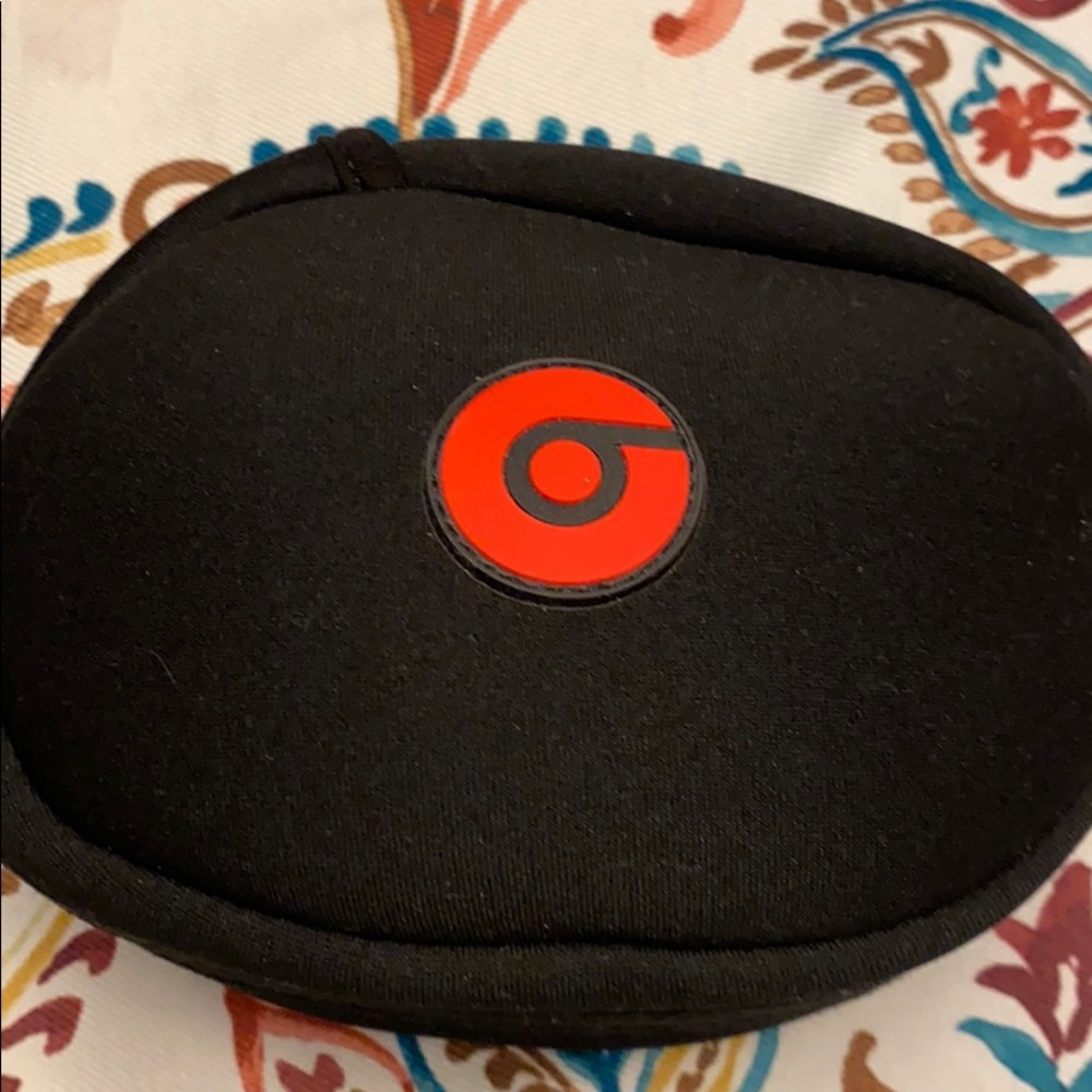 BEATS BY DR. DRE LIKE NEW IN CASE WITH CABLE